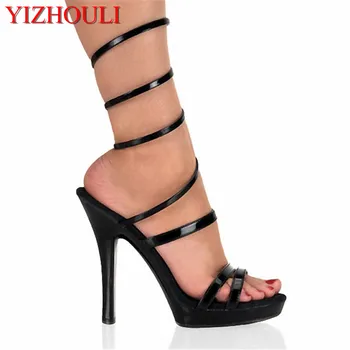 Moda crni lak debljine 13 cm peta cipele, model pokazuje sandale, scena podij klinac sandale